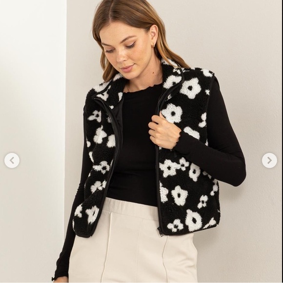 HYFVE Jackets & Blazers - HYFVE Women’s B&W Flower Power Geo Sherpa Zip Up Vest with pockets size S NWOT